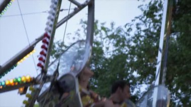 Yukarı ve geri dönme dolap arabalar taşı