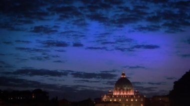 Ponte Sant'Angelo görüntülerini ve St. Peter Bazilikası kubbe eğimli