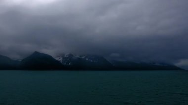 Seward, Alaska'dan ayrılan bir yolcu gemisinden bulutlu zaman atlamalı.
