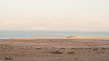 Celile Denizi uzak tepeleri açıklamaya günbatımı sırasında Haze temizler