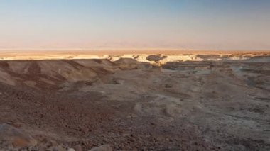 Çöl manzarası boyunca hareket eden gölgelerin panoramik görüntüsü