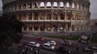 Gece karanlığında Colosseum ve Constantinus'un Arch kadar eğilme