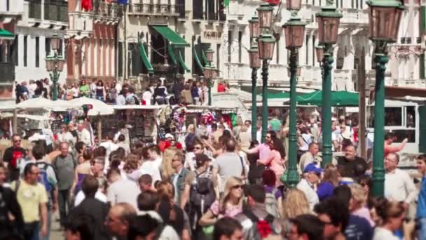 Slow motion upptagen venetianska gatan — Stockvideo