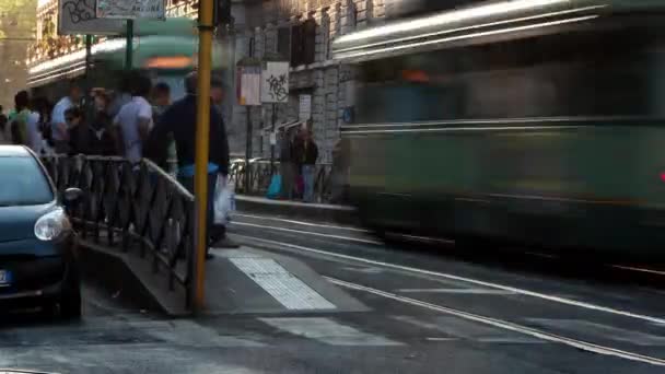 Straßen- und Stadtbahnhaltestelle in Rom. — Stockvideo