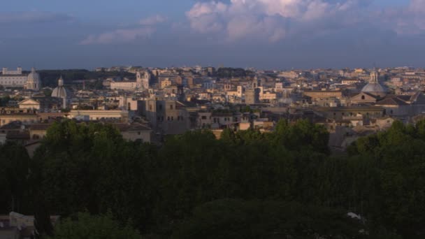 Bewegtbild von Himmel, Stadtlinie und Baumgrenze — Stockvideo