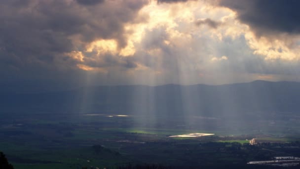Promienie słoneczne oświetlające doliny w Izraelu — Wideo stockowe