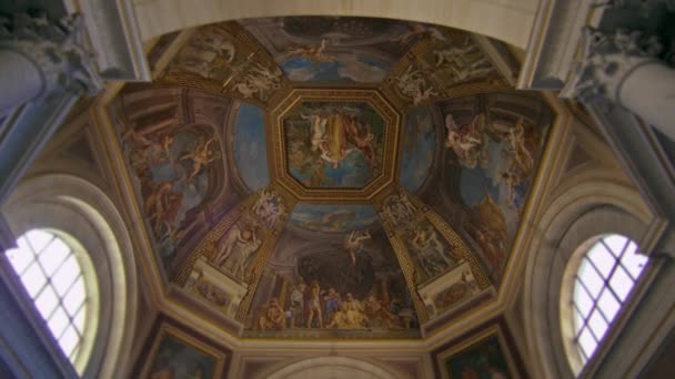 Een fraai beschilderde koepelvormige plafond in het Vaticaans Museum — Stockvideo