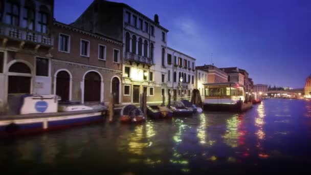 Sledování snímku Canal Grande a jeho budov v noci — Stock video