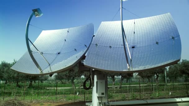 Солнечные батареи на солнечной станции "Зенит" — стоковое видео