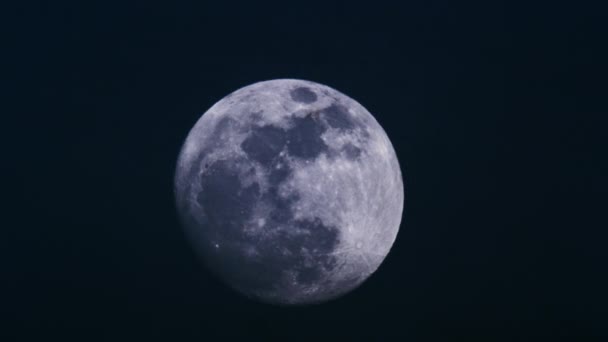 Primo piano del lasso di tempo della luna piena durante il giorno — Video Stock
