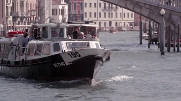 Images au ralenti se concentrant sur un traversier alors qu'il navigue sur le Grand Canal — Video