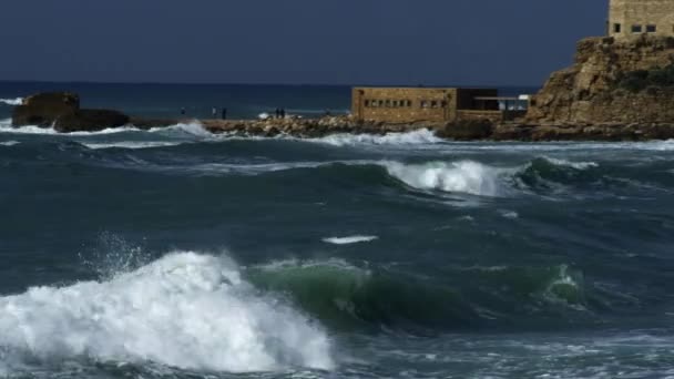 Ondas e costa de Cesareia em Israel — Vídeo de Stock