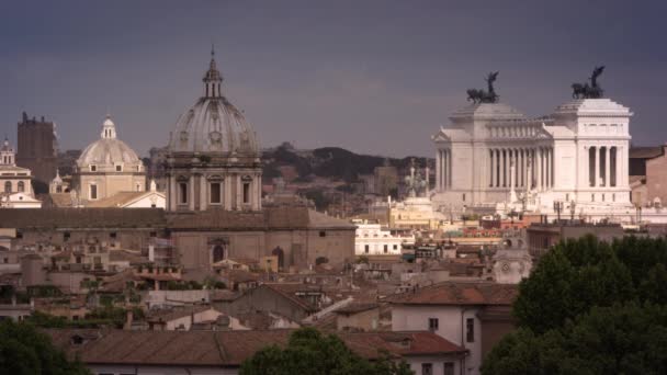 Skyline romano in una giornata nuvolosa — Video Stock