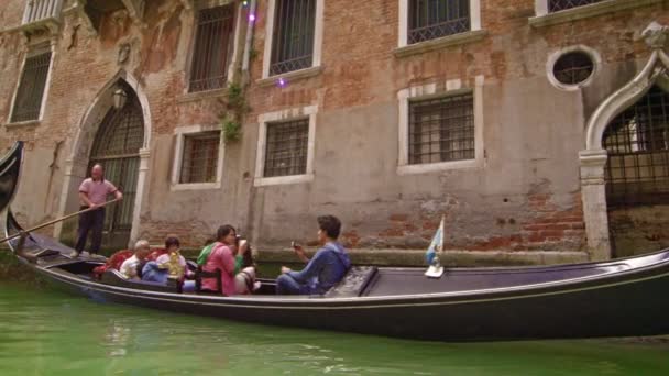 Gondolier guiando barco para baixo canal — Vídeo de Stock