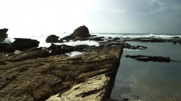 Ruinas de la antigua piscina en la orilla del mar israelí — Vídeo de stock
