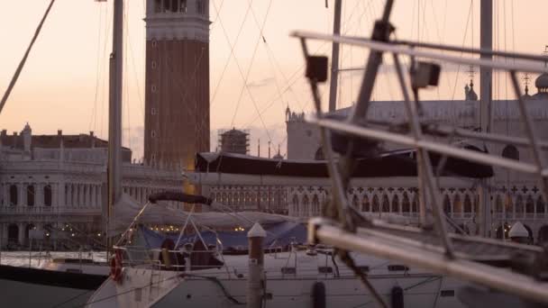 Piazza San Marco en het Dogenpaleis gezien door zeilboten — Stockvideo