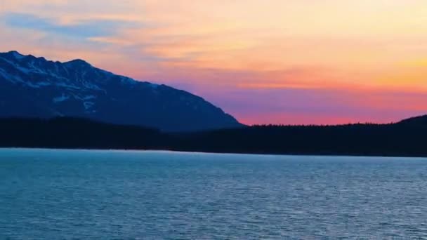 Günbatımı arkasında dağlar ve Haines yakın su — Stok video