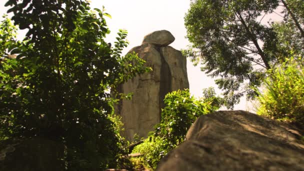 Tiro medio de piedra enorme de la limpieza — Vídeos de Stock