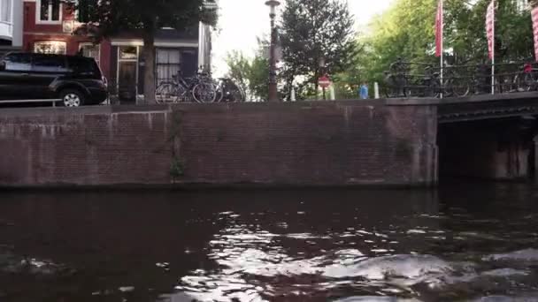 Amsterdam'da nehir boyunca bir sokak Shot — Stok video