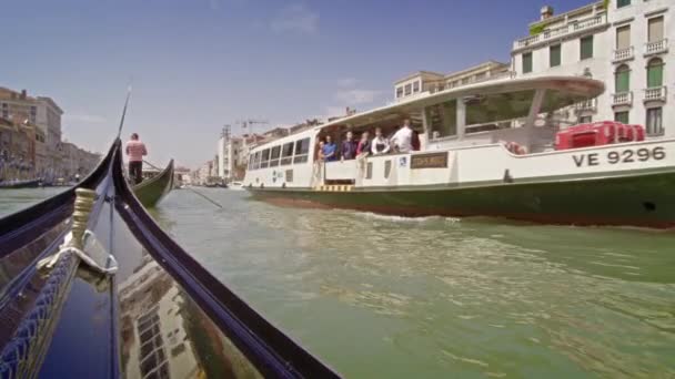 Turbåt vid Canal Grande från en gondol — Stockvideo