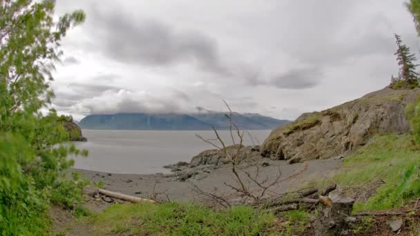 Wolken vor weißem Himmel mit Bergen — Stockvideo