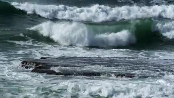 Medelhavets vågor på ruiner skott i Israel — Stockvideo
