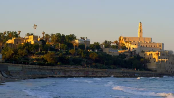 Středomořské pobřeží Jaffů s kostelem svatého Petra v Izraeli — Stock video