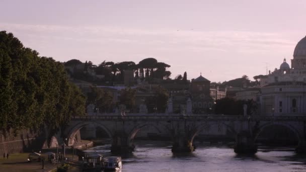 Panning footage of the dome of St. Peter's Basilica from a bridge on the Tiber — Stock Video
