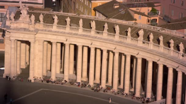 Colonne che fiancheggiano la piazza della Basilica di San Pietro — Video Stock