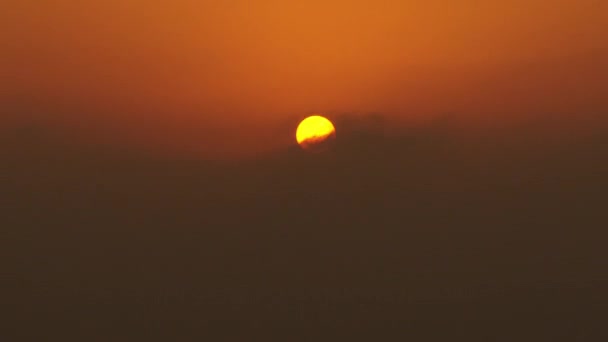 Solnedgången bakom moln i Israel. — Stockvideo