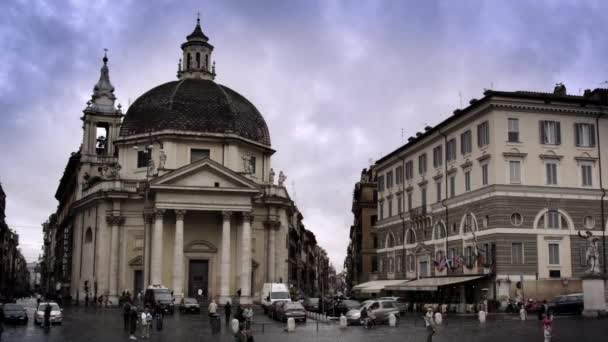 Edificio a cupola a Roma con traffico e pedoni . — Video Stock