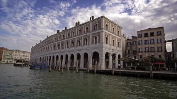 Здания вдоль воды в Венеции — стоковое видео