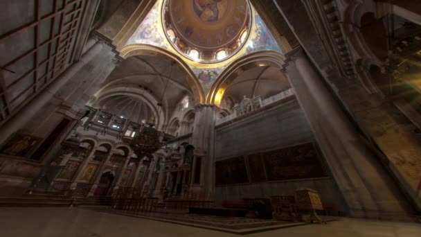 Lasso di tempo a basso angolo di spazio nella Chiesa del Santo Sepolcro — Video Stock