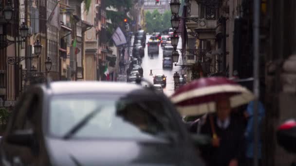 Автомобили и туристы, путешествующие по мокрой улице Рима — стоковое видео