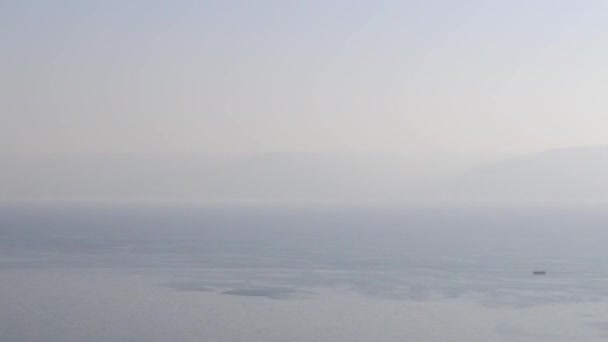 Niebla que envuelve las colinas alrededor del Mar de Galilea — Vídeo de stock