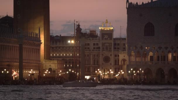 Barco que pasa frente a la Piazza San Marco y el Palacio Ducal — Vídeo de stock