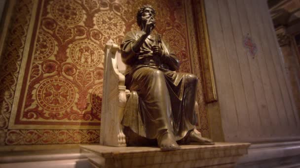 Spåra bilder från en staty av St Peter inne i basilikan — Stockvideo