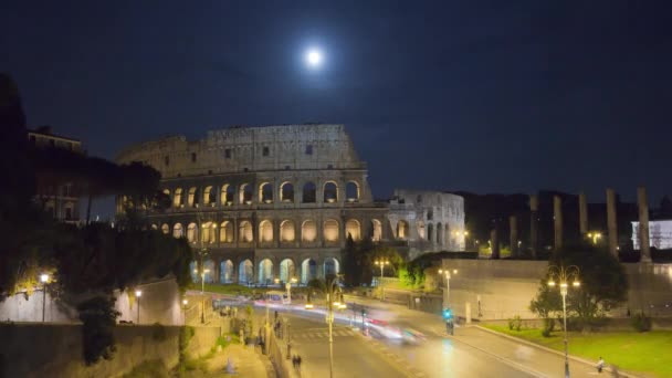 Moonlit time-lapse of the Colosseum and street traffic. — Stock Video