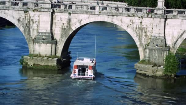 Barcaza pasa bajo el arco del Ponte Sant 'Angelo — Vídeo de stock
