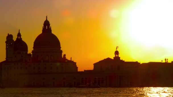 Αργή κίνηση, αναλαμπή φακού ήλιο με Santa Maria della Salute στη δύση του ήλιου. — Αρχείο Βίντεο