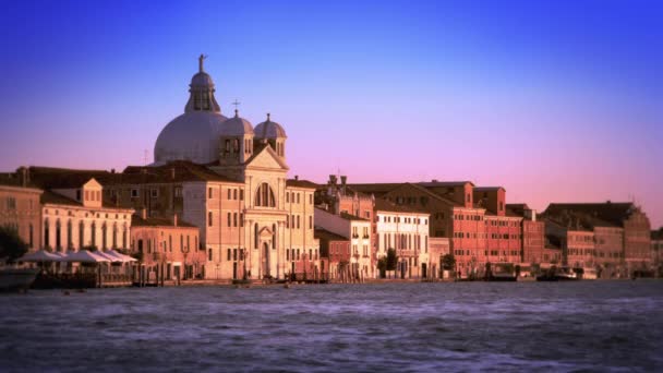 Splendide riprese al rallentatore dell'Hotel Bauer Palladio durante la serata a Venezia — Video Stock