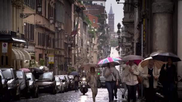 Un día lloviznante en una calle romana — Vídeo de stock