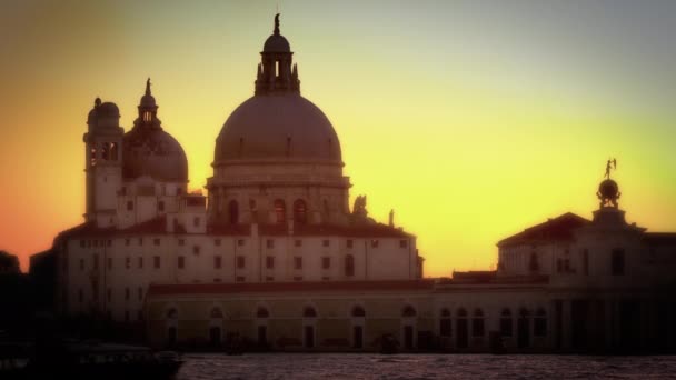 Santa Maria della Salute και γερανός πέρα από το μεγάλο κανάλι — Αρχείο Βίντεο