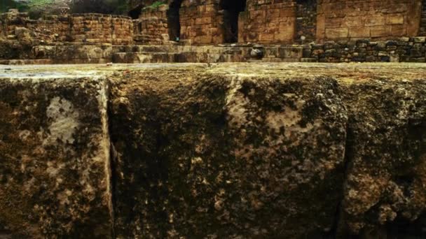Antiguas bóvedas en una ladera de tiro en Israel — Vídeo de stock
