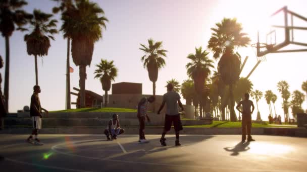 Men playing basketball in California — Stock Video