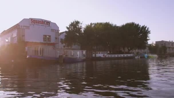 Imágenes falsas del paisaje urbano de Ámsterdam desde un barco en movimiento — Vídeo de stock