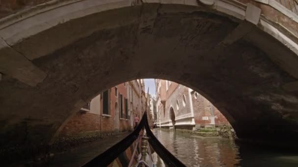 Vista da una gondola mentre scivola sotto un ponte nel canale — Video Stock