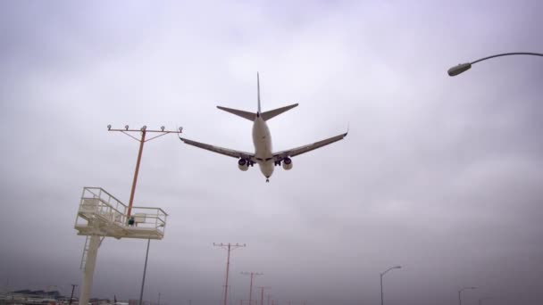 Низкоугольный снимок самолета, прибывающего в аэропорт Лос-Анджелеса — стоковое видео