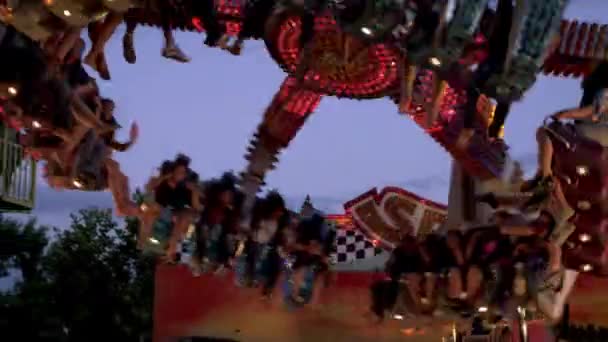 Carnival ride långsamt kommer till stopp — Stockvideo