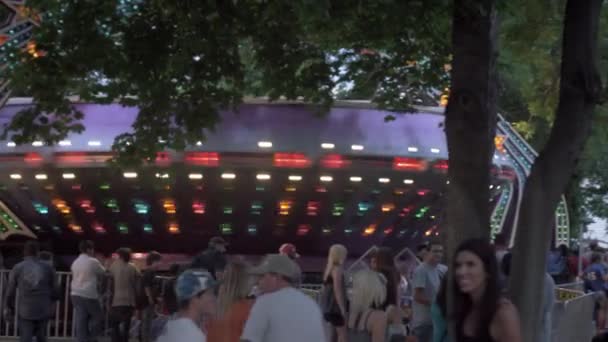 Mensen en rijdt op een carnaval — Stockvideo